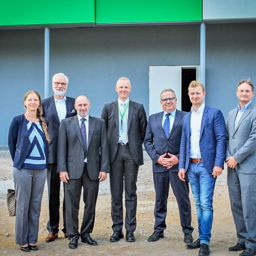 v.l.n.r.: Antje Tauchmann (Managerin MarCom, maincubes one GmbH), Dr. Jens Gerber (Senior Vice President Business Development, maincubes one GmbH), René Rock (Fraktionsvorsitzender der hessischen FDP), Albrecht Kraas (Chief Technology Officer und Mitglied der Geschäftsleitung), Johannes Schäfer (Projektleiter Digitale Infrastruktur, Wirtschafsförderung Frankfurt), Mario Klotzsche (Wirtschaftsreferent der FDP) und Oliver Stirböck (Vorsitzender FDP-Fraktion, Stadtparlament Offenbach).