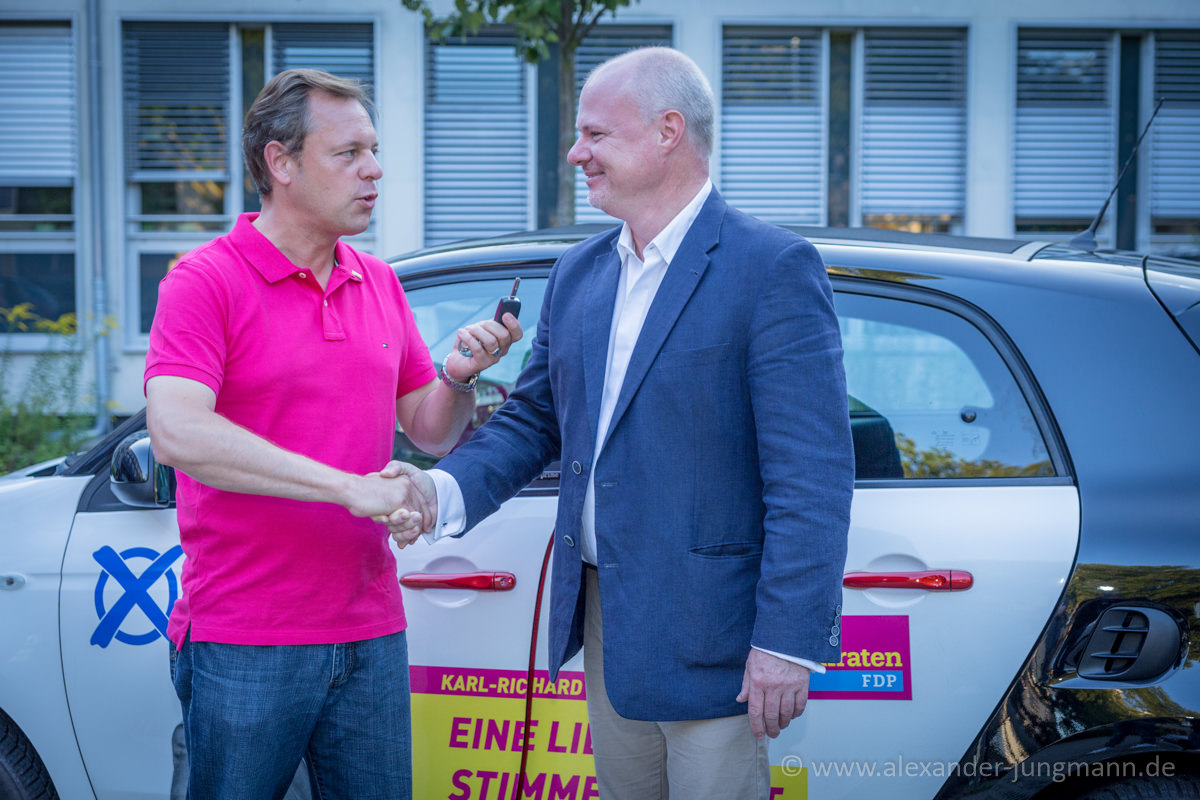 Thilo Seipel, Fraktionsvorsitzender der FDP Neu-Isenburg, übergibt an Karl-Richard Krüger, Bundestagskandidat der FDP im Wahlkreis 185, das brandneue Wahlkampfmobil.