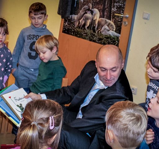 René Rock inmitten von Kindern der Kindertagesstätte Niedernfeld in Seligenstadt