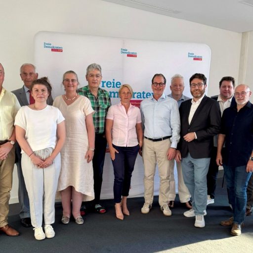 Vorstand der FDP Kreis Offenbach-Land steht gemeinsam vor einer FDP-Leinwand