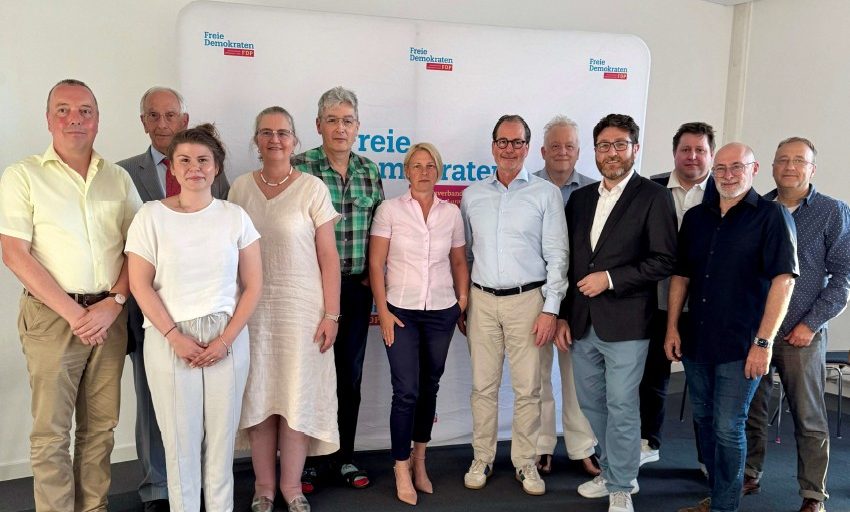Vorstand der FDP Kreis Offenbach-Land steht gemeinsam vor einer FDP-Leinwand