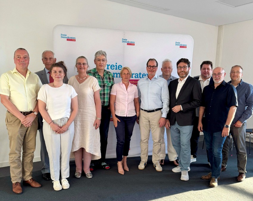Vorstand der FDP Kreis Offenbach-Land steht gemeinsam vor einer FDP-Leinwand